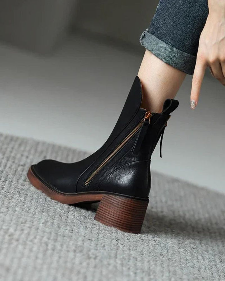 Black leather boot with a comfortable, elegant and timeless heel