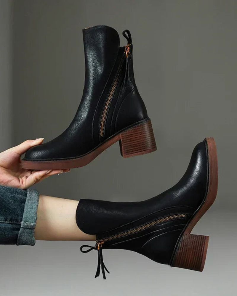 Black leather boot with a comfortable, elegant and timeless heel