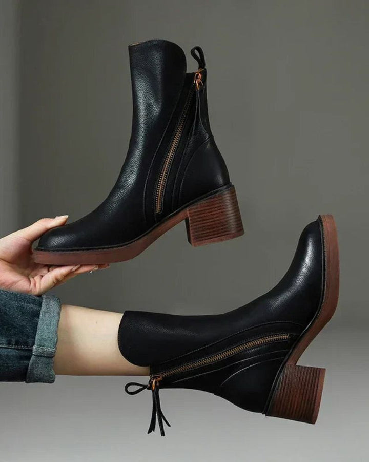 Black leather boot with a comfortable, elegant and timeless heel