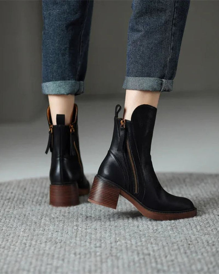 Black leather boot with a comfortable, elegant and timeless heel